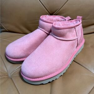 UGG Classic Ultra Mini
Size 8
Pink Blossom